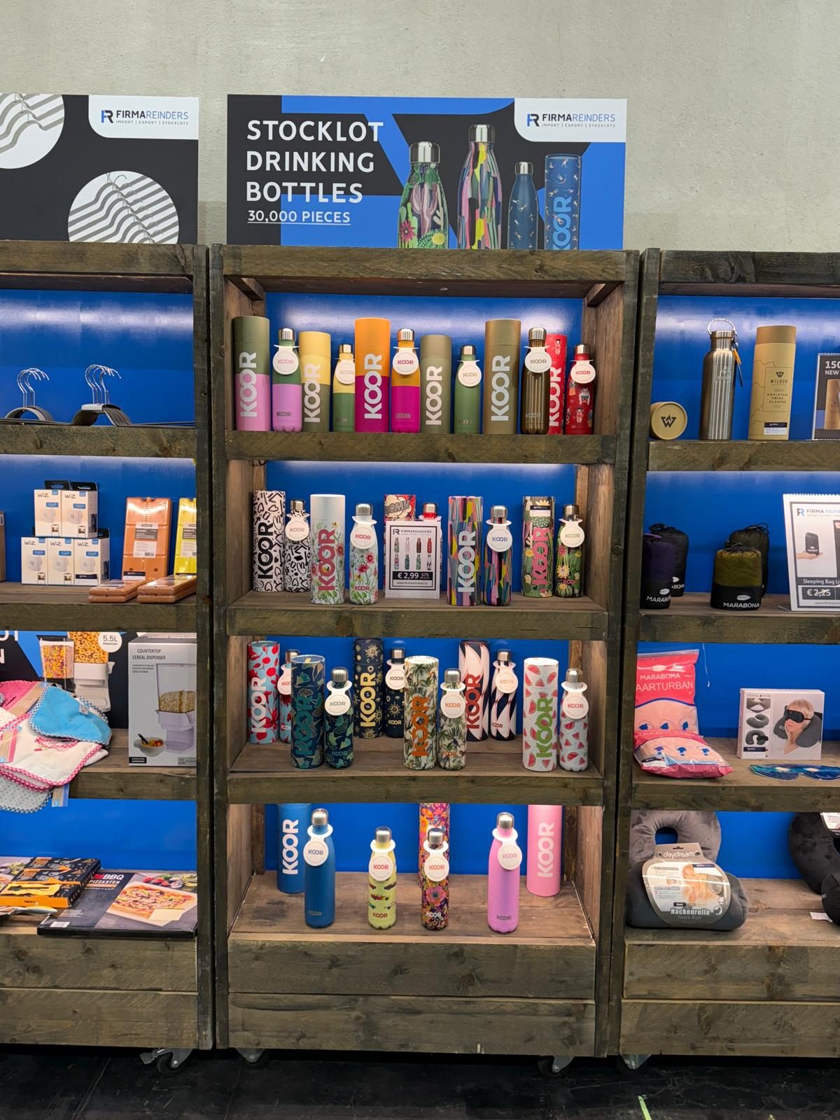 Firma Reinders trade fair stand with the stocklot of KOOR drinking bottles on the shelves